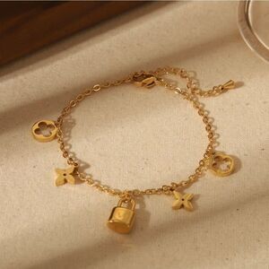 18K Gold Plated Luxury Letter V & Clover Bracelet
